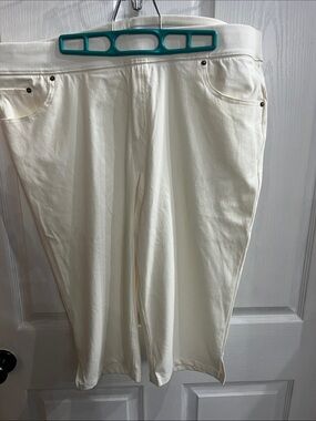 Men's Cream Flat-Front Casual Shorts